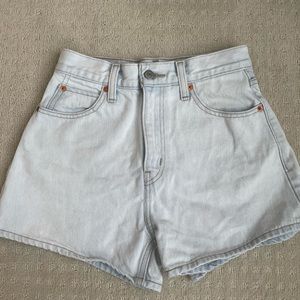 LEVI’S HIGH LOOSE SHORTS